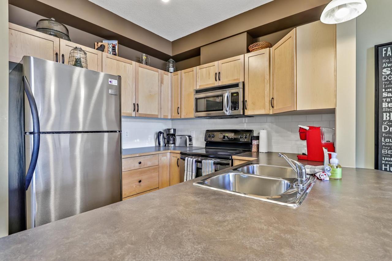 Spectacular Mountain View Corner Unit Pool Hot Tub Park Pass Canmore Exterior photo