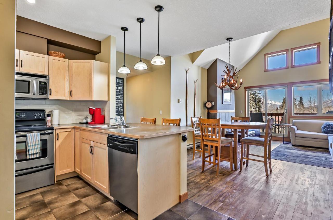 Spectacular Mountain View Corner Unit Pool Hot Tub Park Pass Canmore Exterior photo