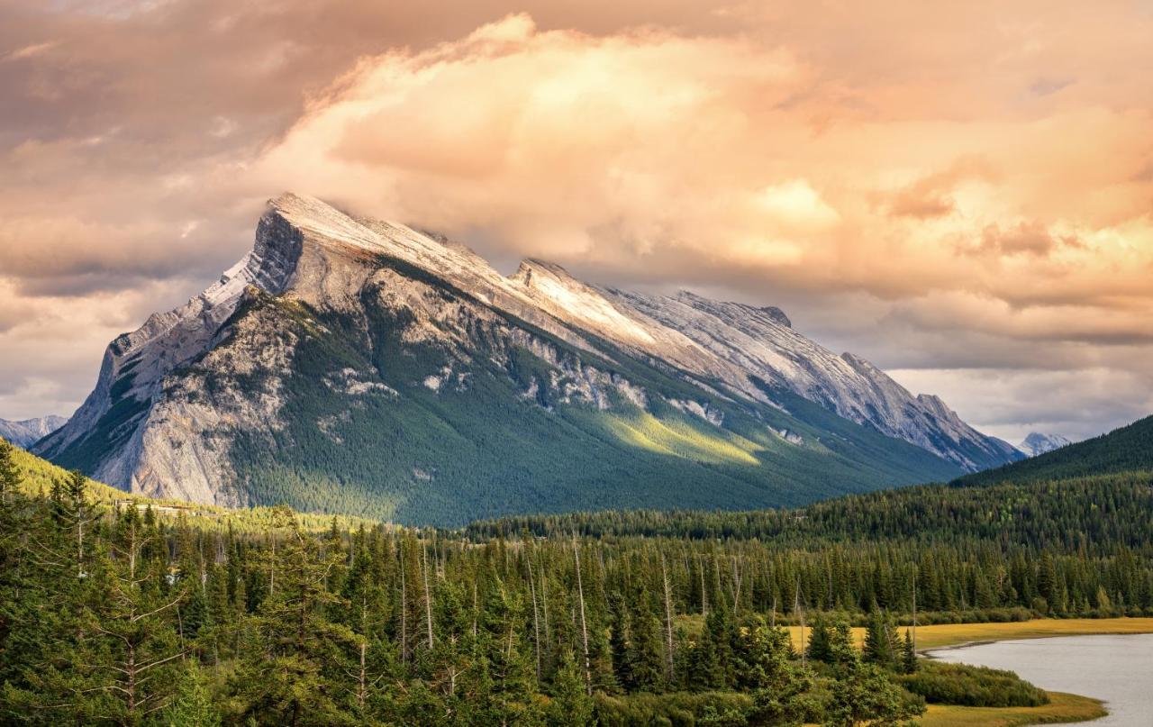 Spectacular Mountain View Corner Unit Pool Hot Tub Park Pass Canmore Exterior photo